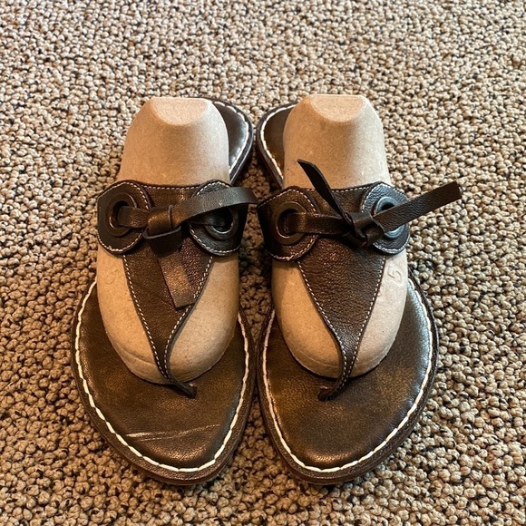 Bernardo Leather Flip Flops Size 8 in EUC - Picture 1 of 10